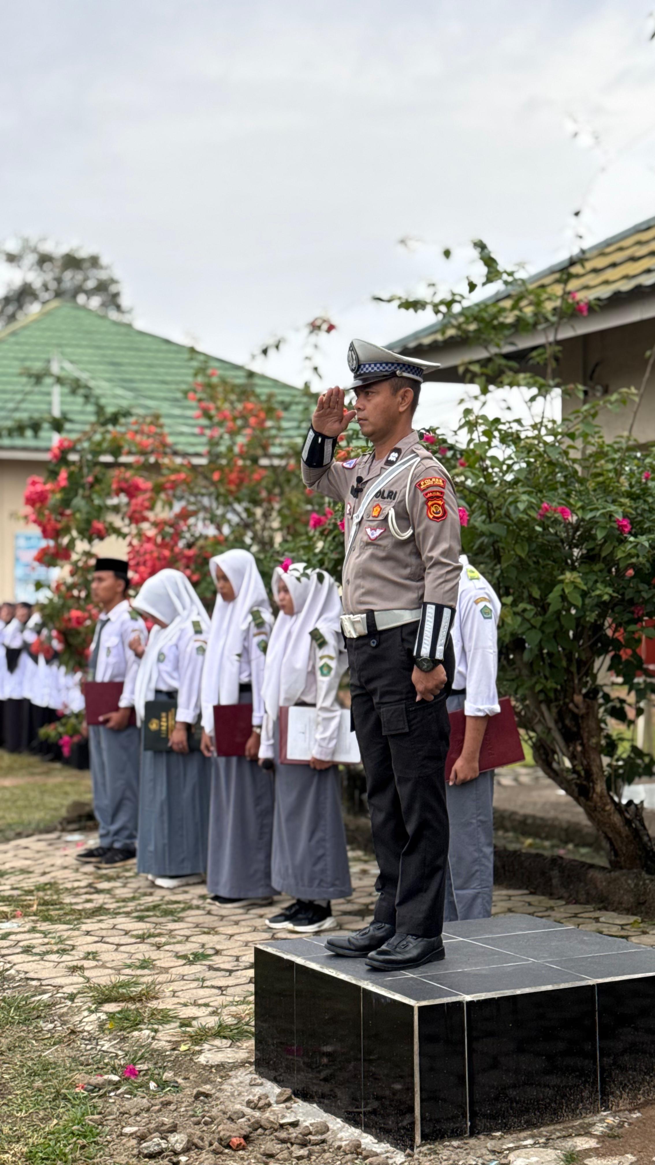 Aiptu Suwondo S.H. Kanit Satlantas Polres Muaro Jambi Bertindak sebagai pembina upacara
