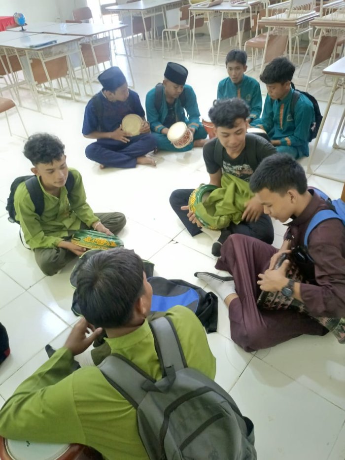 MAN 2 Muaro Jambi Tingkatkan Latihan Marawis Siswa