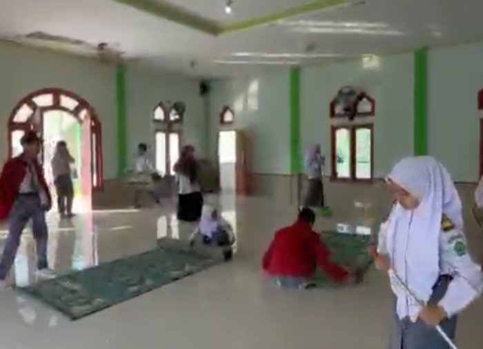Semarakkan GEBER MAS, MAN 2 Muaro Jambi Gelar Gerakan Bersih-Bersih Masjid Semarakkan GEBER MAS, MAN 2 Muaro Jambi Gelar Gerakan Bersih-Bersih Masjid