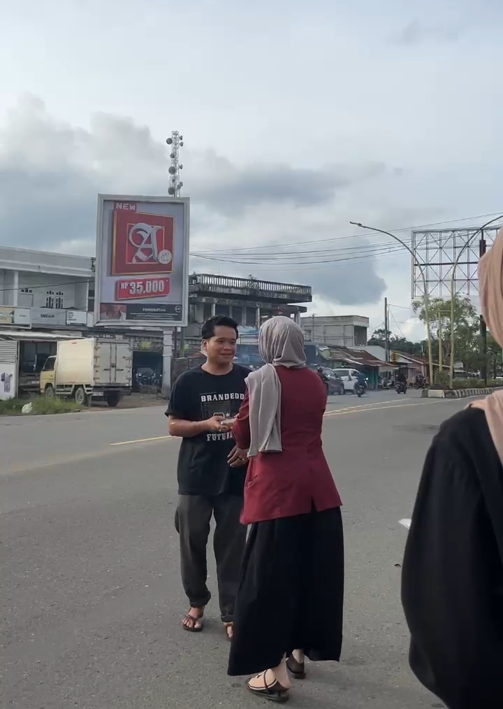 Jajaran Pengurus OSIM, PMR, Paskibra Dan Pramuka MAN 2 Muaro Jambi Bagi Bagi Takjil Di Simpang Tugu Juang Sengeti