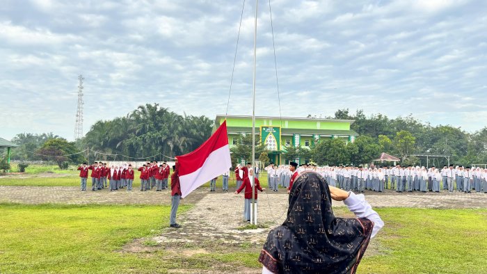 Amanat Pembina Upacara Oleh: Ibu Sagiati, S.Ag. Amanat Pembina Upacara Oleh: Ibu Sagiati, S.Ag.