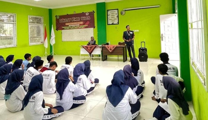 Pirdaus Relawan PMI Jambi Berikan Materi Keorganisasian Pirdaus Relawan PMI Jambi Berikan Materi Keorganisasian