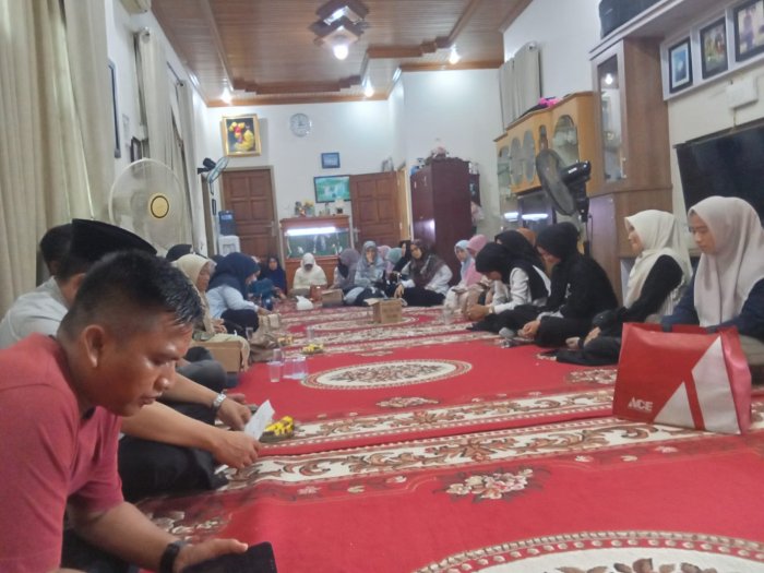 Majelis Guru dan Tenaga Kependidikan MAN 2 Muaro Jambi Laksanakan Takziah ke Rumah Ibu Dela Safitri, S.Sn Majelis Guru dan Tenaga Kependidikan MAN 2 Muaro Jambi Laksanakan Takziah ke Rumah Ibu Dela Safitri, S.Sn