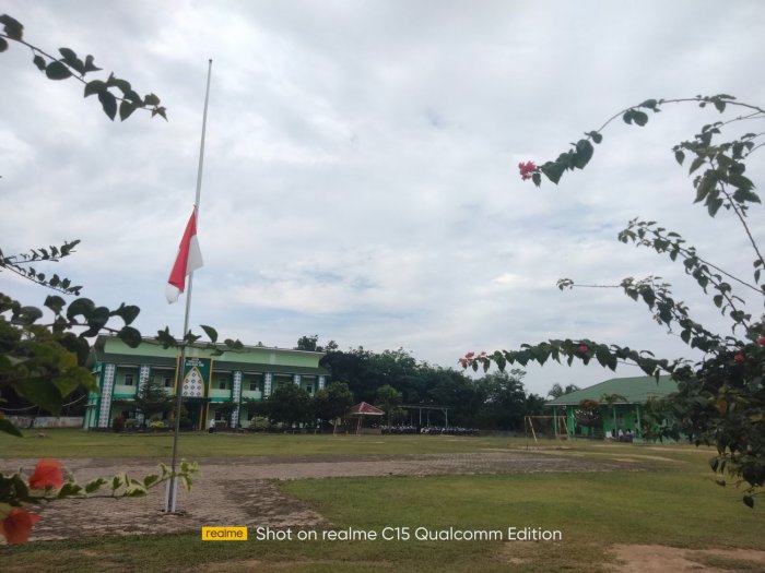 MAN 2 Muaro Jambi kibar bendera setengah tiang peringati G30S PKI MAN 2 Muaro Jambi kibar bendera setengah tiang peringati G30S PKI