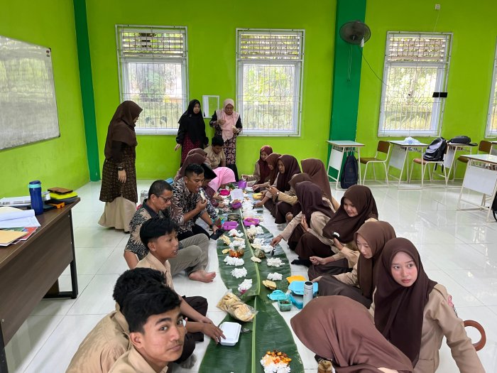 Siswa Kelas XII. 4 MAN 2 Muaro Jambi Gelar Makan Siang Bersama Siswa Kelas XII. 4 MAN 2 Muaro Jambi Gelar Makan Siang Bersama