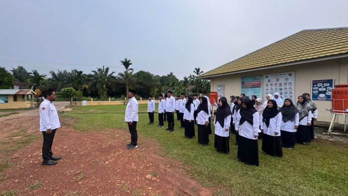 Raden Isnaini Pimpin Apel Pagi Guru di MAN 2 Muaro Jambi Raden Isnaini Pimpin Apel Pagi Guru di MAN 2 Muaro Jambi