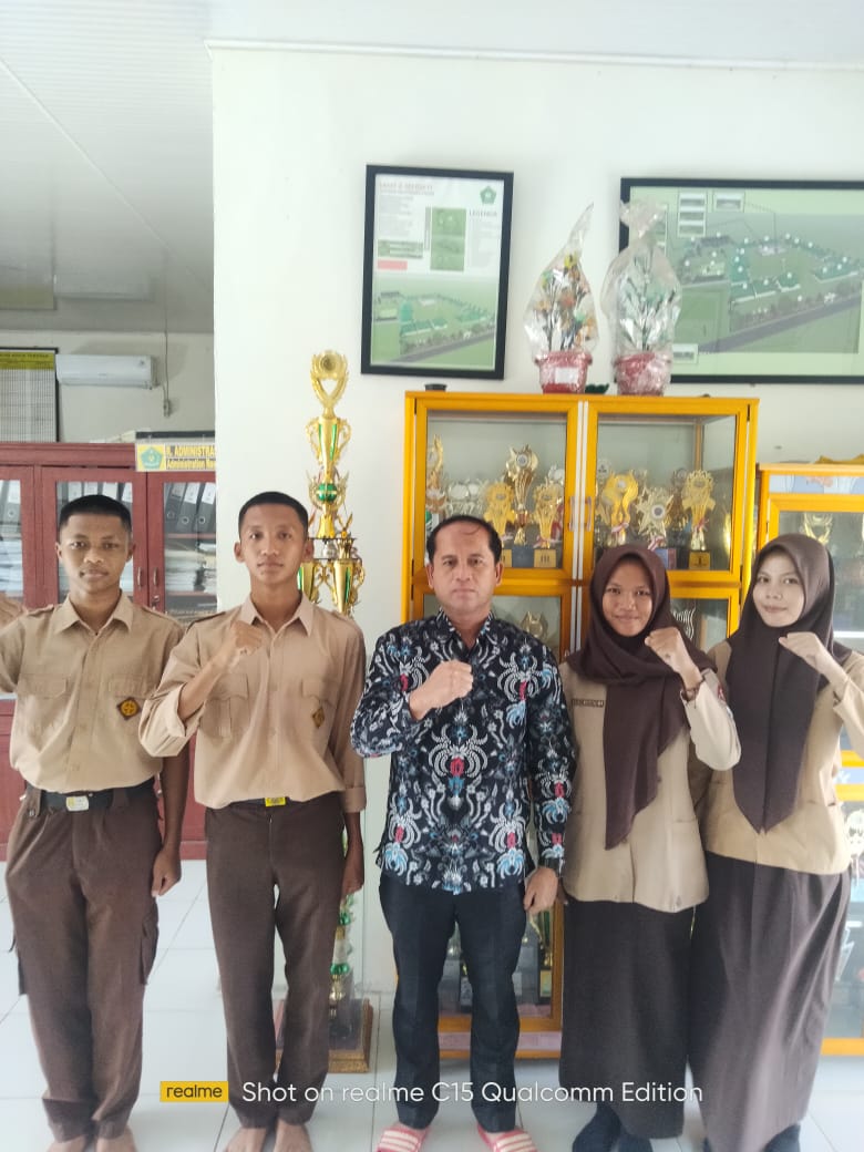 Kepala MAN 2 Muaro Jambi  lepas keberangkatan Anggita paskibraka Provinsi dan kab Muaro Jambi