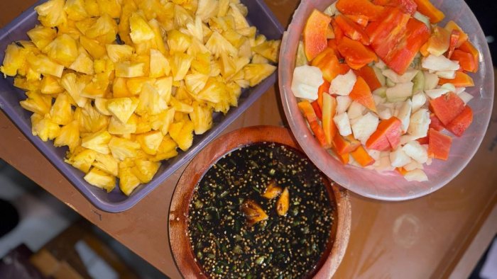 Guru MAN 2 Muaro Jambi Gelar Rujak Bersama di Sekolah Guru MAN 2 Muaro Jambi Gelar Rujak Bersama di Sekolah