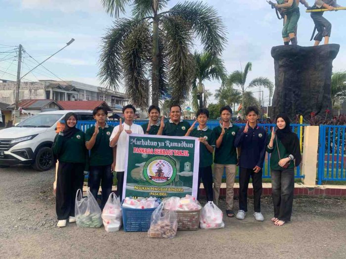 Paskibra MAN 2 Muaro Jambi Berbagi Takjil Di Tugu Juang Sengeti