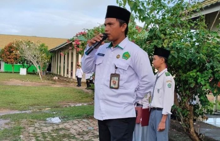 Pak Ishar Berikan Amanah Upacara Bendera di MAN 2 Muaro Jambi Pak Ishar Berikan Amanah Upacara Bendera di MAN 2 Muaro Jambi