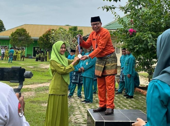 Indri Oktavia Serahkan Medali Kejurprov kepada Madrasah Indri Oktavia Serahkan Medali Kejurprov kepada Madrasah