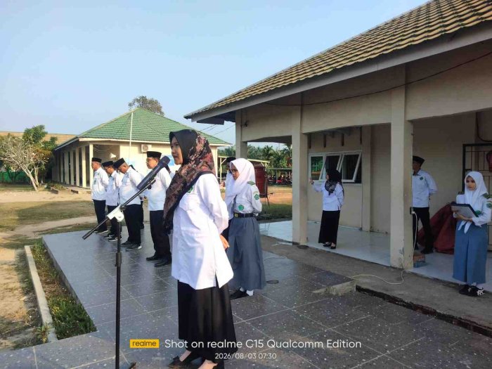 Pembina Upacara Ajak Warga MAN 2 Muaro Jambi Tingkatkan Disiplin dan Semangat Kepramukaan Pembina Upacara Ajak Warga MAN 2 Muaro Jambi Tingkatkan Disiplin dan Semangat Kepramukaan