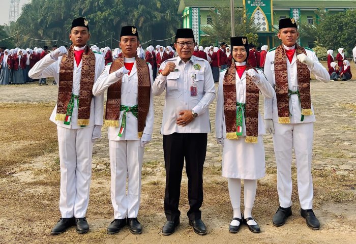 Kepala MAN 2 Muaro Jambi Sambut Paskibraka Kabupaten Muaro Jambi Kepala MAN 2 Muaro Jambi Sambut Paskibraka Kabupaten Muaro Jambi