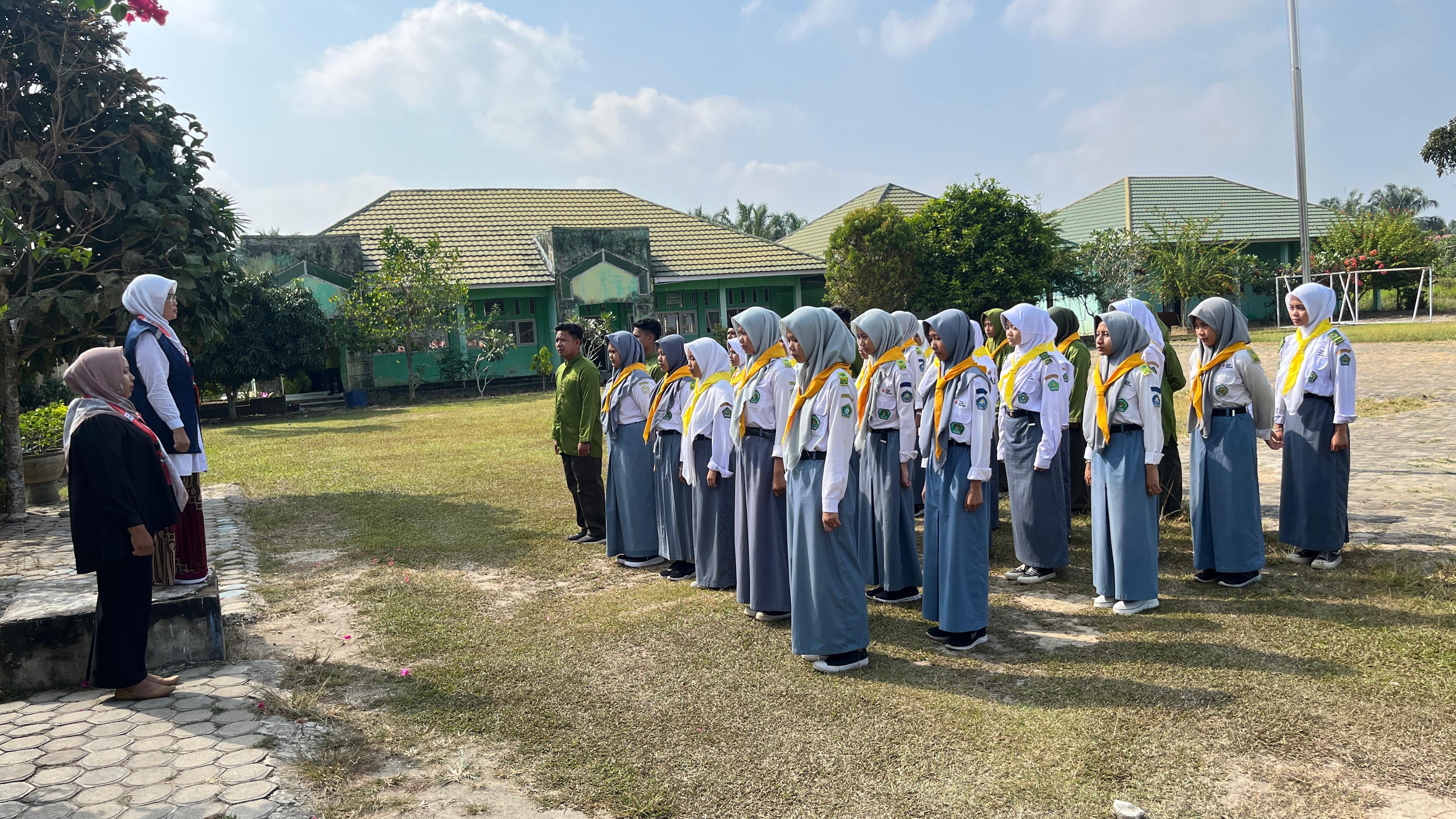 Waka Kesiswaan lepas kontingen PMR Wira MAN 2 Muaro Jambi ikuti  LKPM di Unja