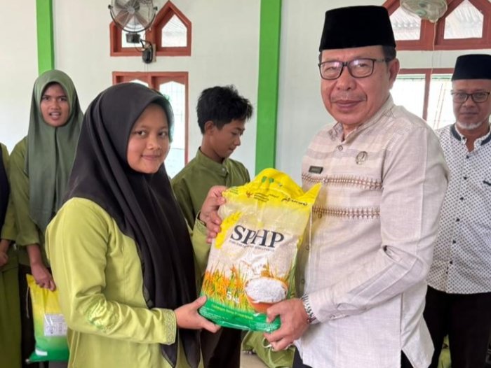 MAN 2 Muaro Jambi Berikan Bantuan Beras untuk Siswa Yatim Dan Piatu