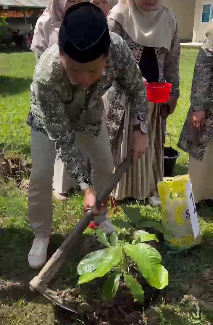 Peringati Hari Bumi MAN 2 Muaro Jambi Turut Serta Gerakan Menanam 1 juta Pohon Matoa Peringati Hari Bumi MAN 2 Muaro Jambi Turut Serta Gerakan Menanam 1 juta Pohon Matoa