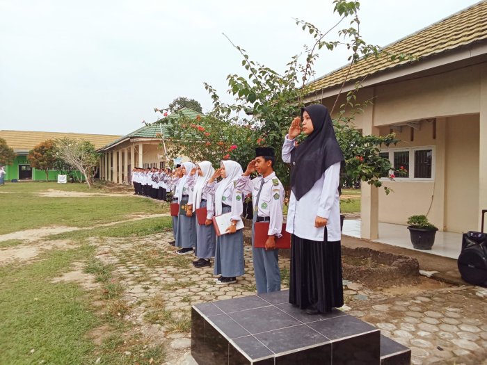 Ibu Syifa Ajak Siswa MAN 2 Muaro Jambi Jaga Kebersihan