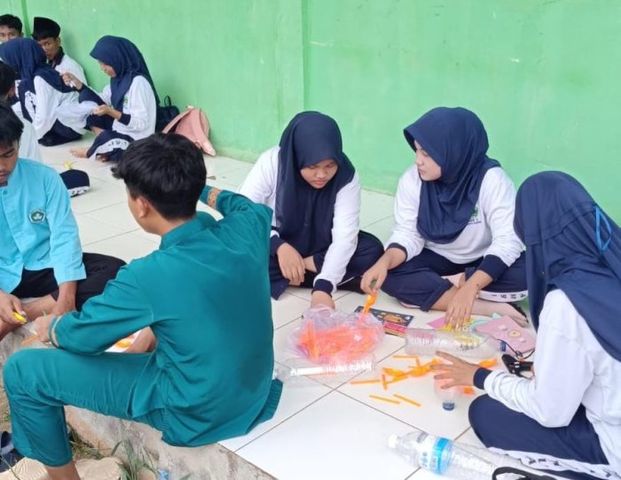 Siswa MAN 2 Muaro Jambi Ikuti Pelatihan Kerajinan Lampu Hias