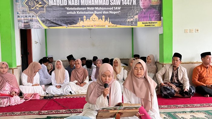 Azura dan Tiwi Lantunkan Ayat Suci Al Quran di Maulid MAN 2 Muaro Jambi