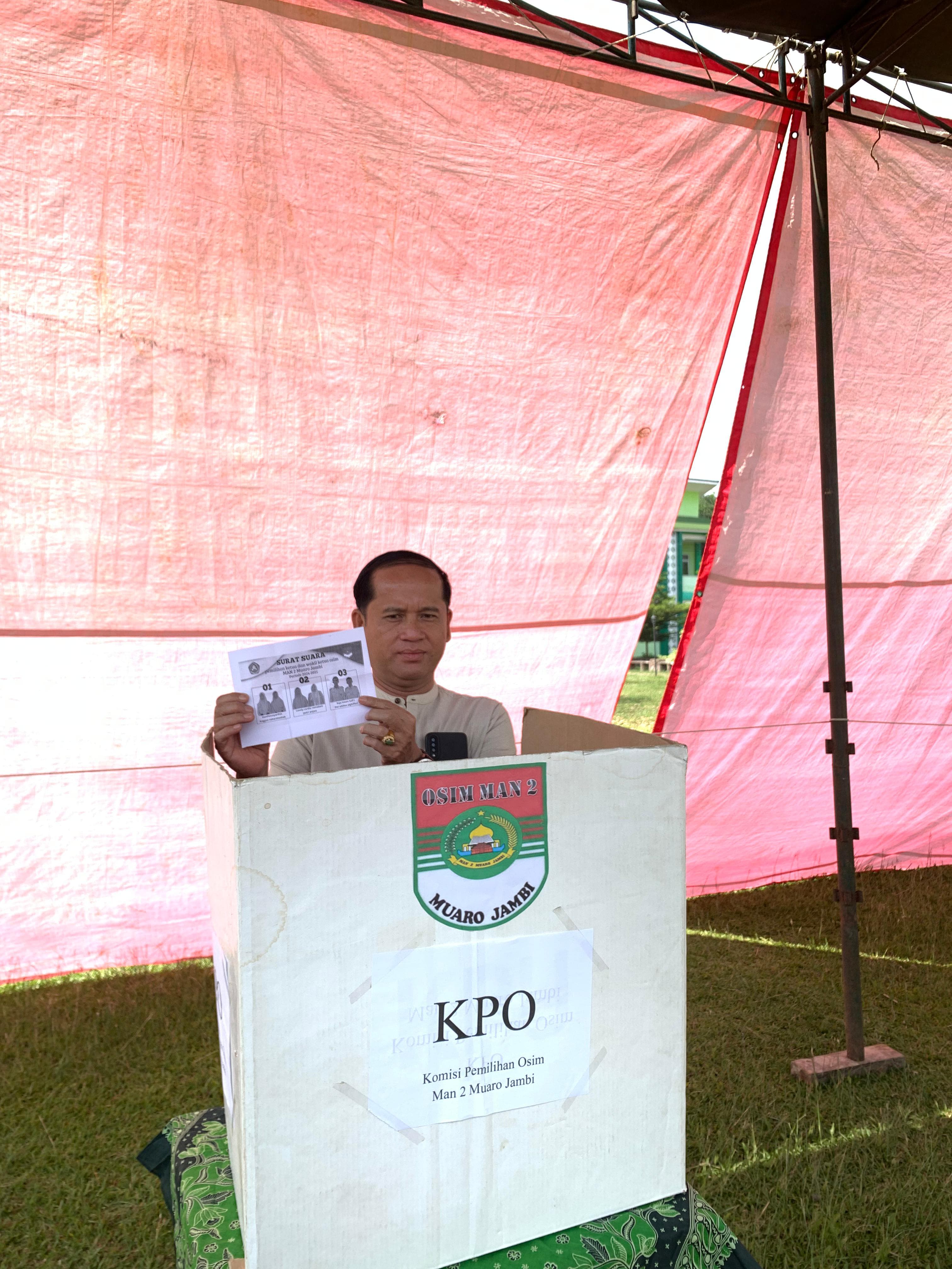 Pungut Hitung Pemilu Osim MAN 2 Muaro Jambi Berjalan Dengan Sukses