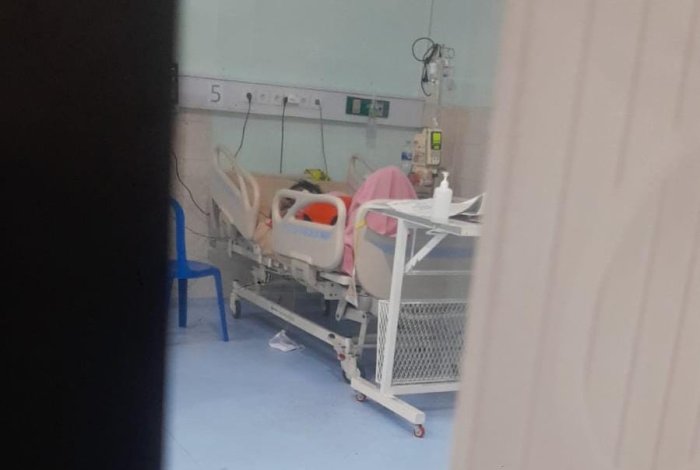 Wakasis MAN 2 Muaro Jambi Jenguk Siswi di ICU Wakasis MAN 2 Muaro Jambi Jenguk Siswi di ICU