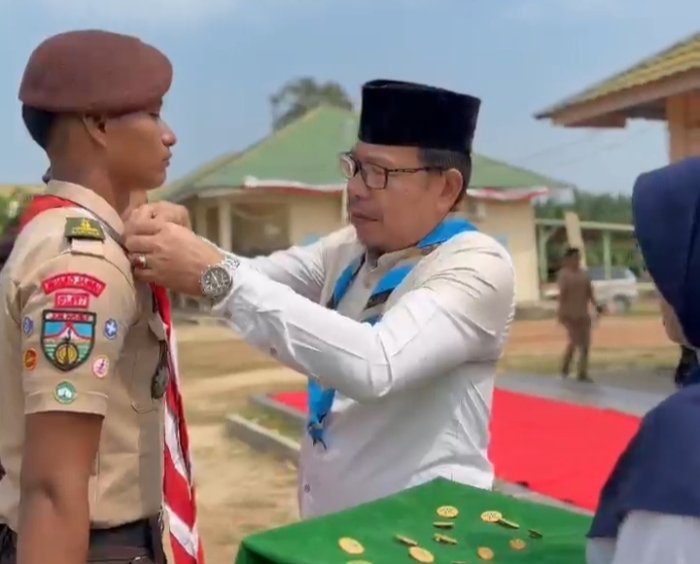 Kepala MAN 2 Muaro Jambi Berikan Tanda Bintang Tahunan Pramuka kepada Anggota Pramuka Kepala MAN 2 Muaro Jambi Berikan Tanda Bintang Tahunan Pramuka kepada Anggota Pramuka