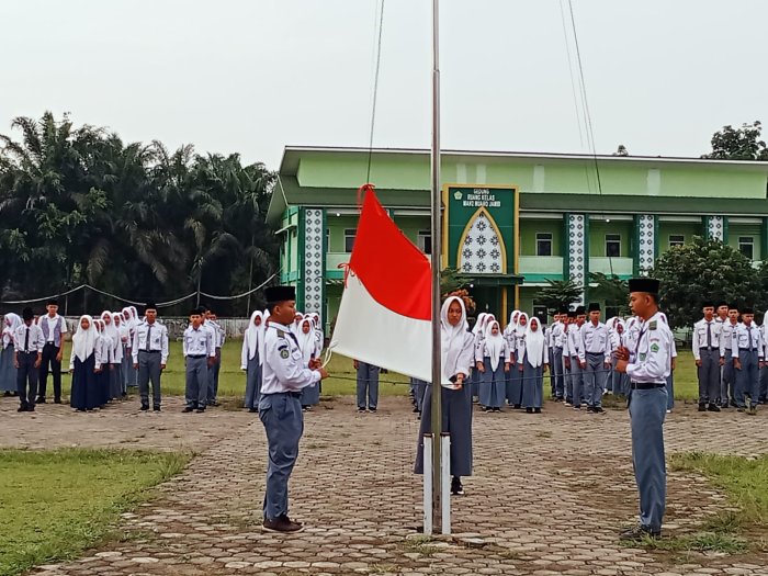 Upacara Bendera di MAN 2 Muaro Jambi Berjalan Khidmat