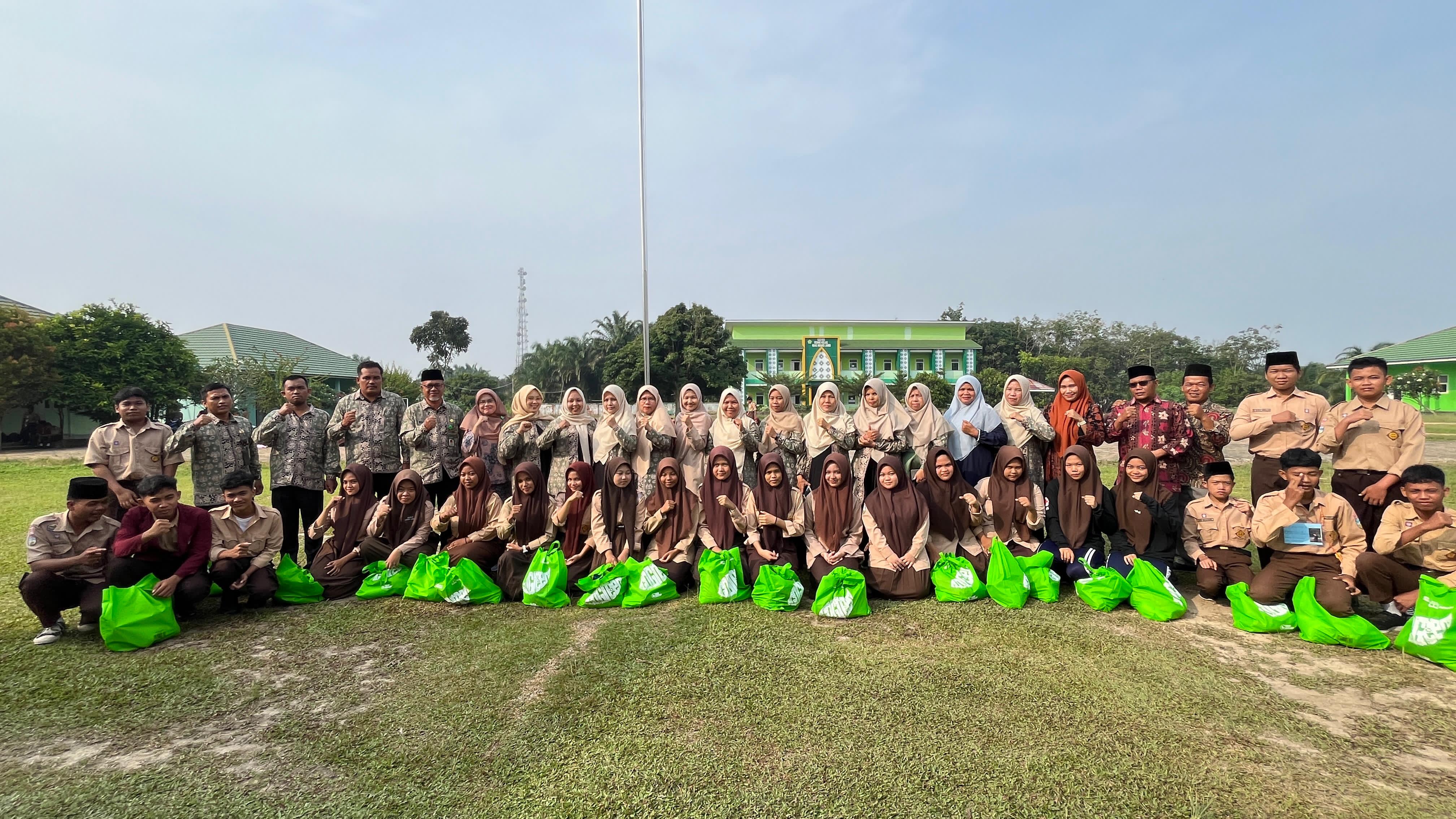 Lebaran Yatim Tahun 2024 MAN 2 Muaro Jambi berikan santunan