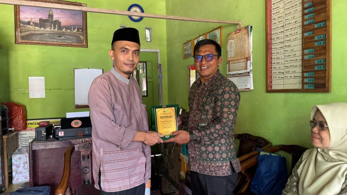 Pak Ishar, S.Pd.I dan Tim Sosialisasi PMBM Ke MTS N 3 , MTS s Hidayatullah Dan SMP N 33 Muaro Jambi Pak Ishar, S.Pd.I dan Tim Sosialisasi PMBM Ke MTS N 3 , MTS s Hidayatullah Dan SMP N 33 Muaro Jambi