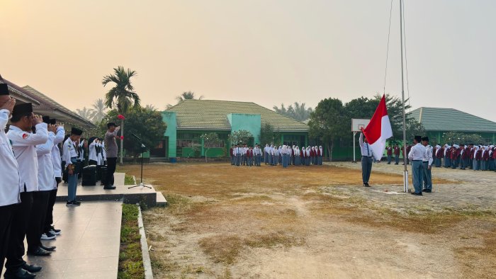 Pembina Upacara Sampaikan Pesan Kamtibmas kepada Siswa MAN 2 Muaro Jambi Pembina Upacara Sampaikan Pesan Kamtibmas kepada Siswa MAN 2 Muaro Jambi